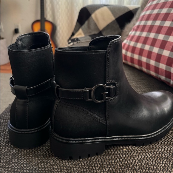 GUESS Men's Dumal Low Shaft Casual Lug Sole Boots. Brand new. Size 9 - Picture 2 of 2